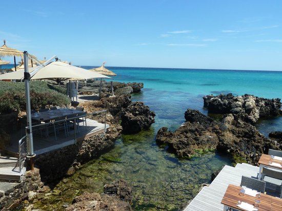 La Mansourah Beach in Kélibia with white sand, crystal-clear Mediterranean waters and Kélibia Fort overlooking the coast
